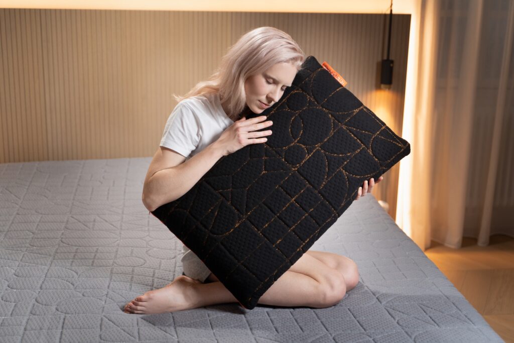 Étreinte Nocturne black pillow Henry of Paris