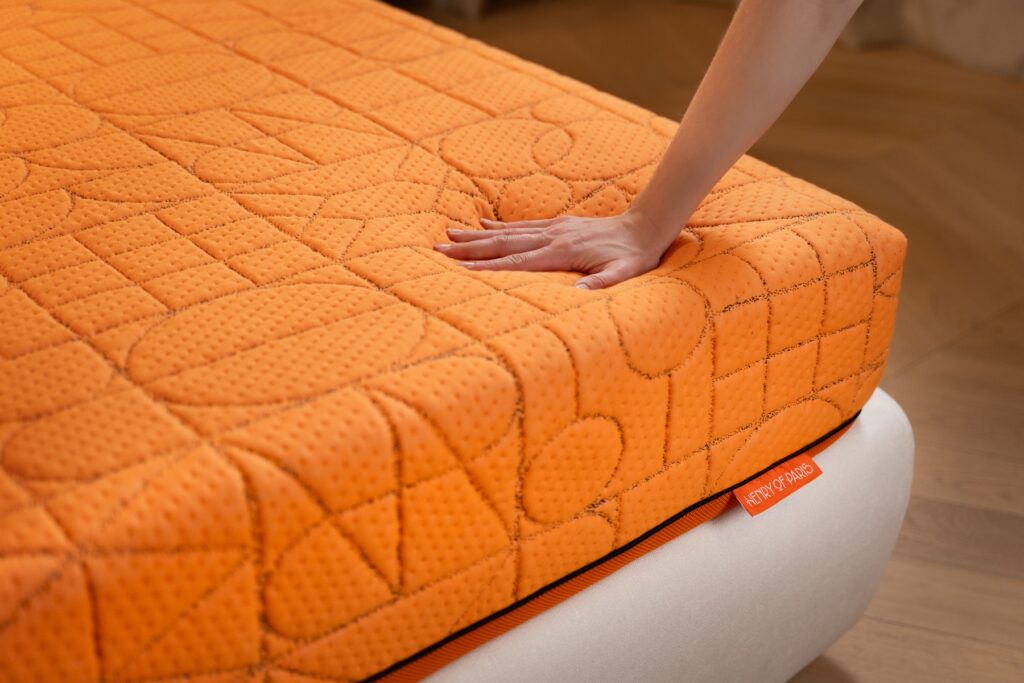 Trône du Sommeil orange mattress Henry of Paris
