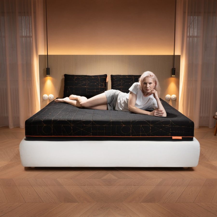 Trône du Sommeil black mattress Henry of Paris