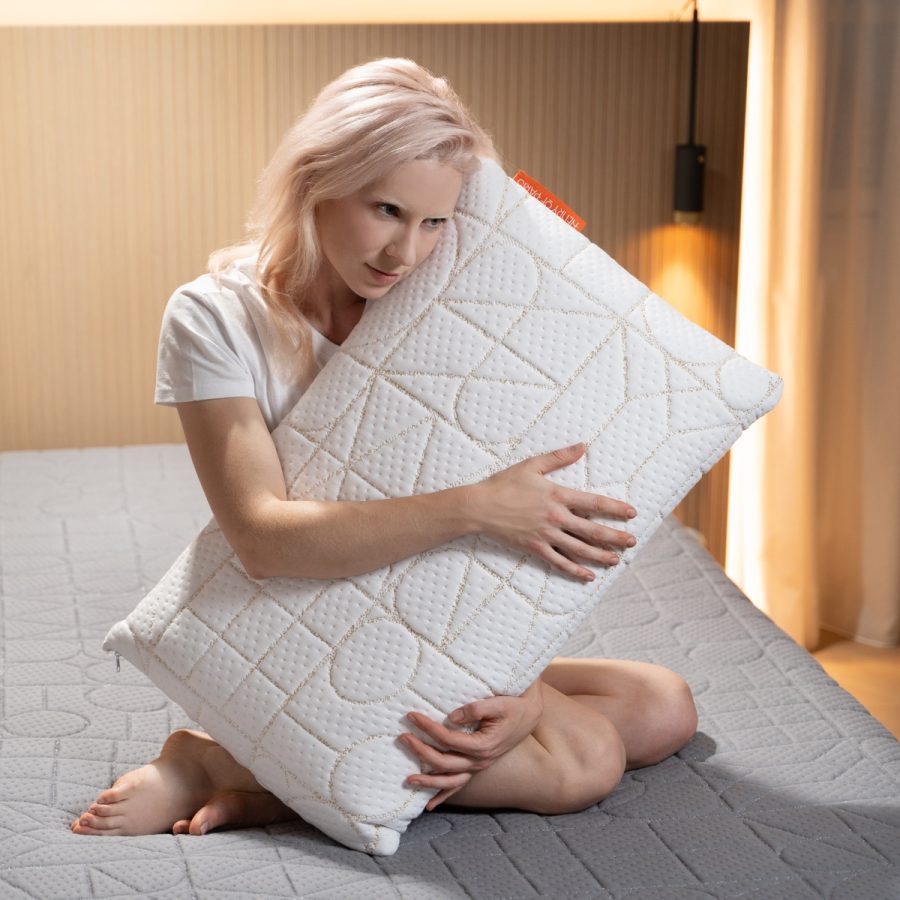 Étreinte Nocturne white pillow Henry of Paris