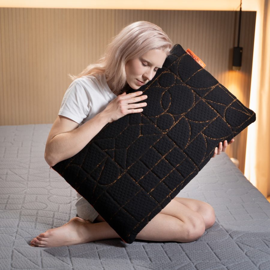 Étreinte Nocturne black pillow Henry of Paris