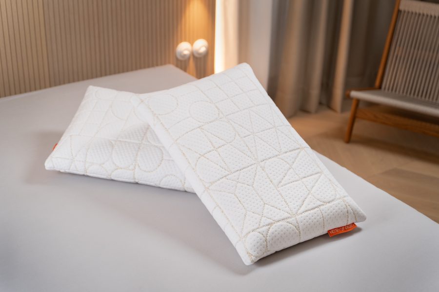 Étreinte Nocturne white pillow Henry of Paris